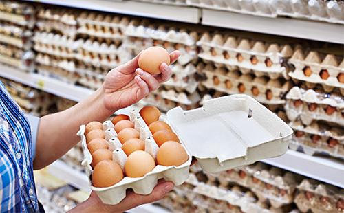 Ang pagpili ng itlog sa supermarket