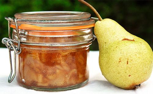 Pear jam sa isang garapon