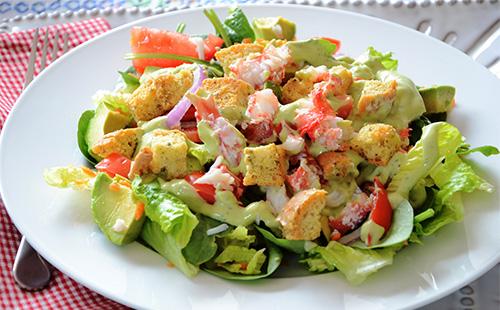 Ang salad na may abukado at crackers