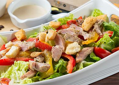 Magandang pinausukang salad ng manok