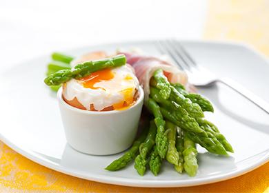 Asparagus na may crumpled egg