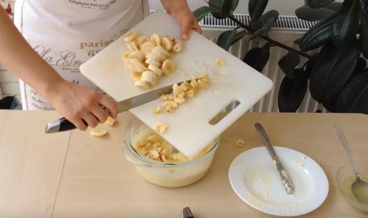 Mga pinong tinadtad na saging sa isang pinaghalong mantikilya at condensed milk.