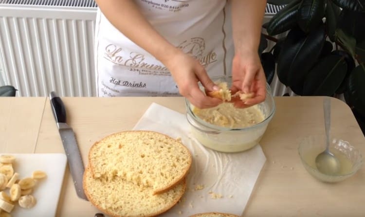 Ang crust sa gitnang crumbled sa isang cream ng condensed milk at butter.