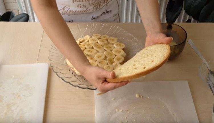 Maglagay ng isang layer ng saging sa ilalim ng cake at takpan ito ng isang segundo.