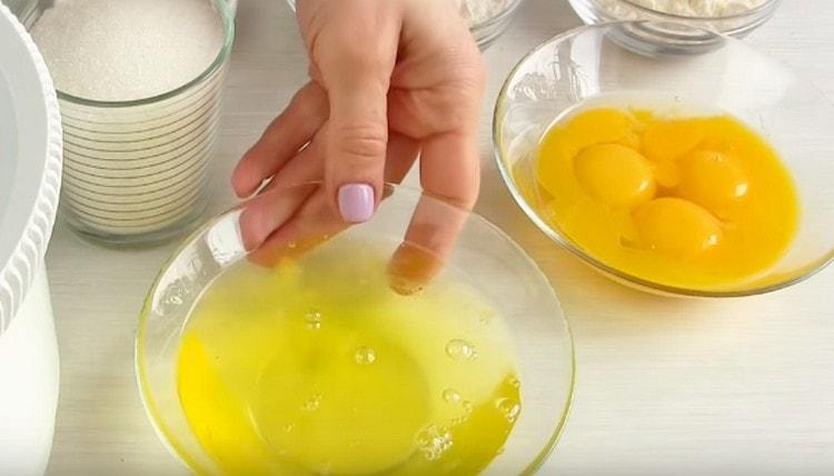 Paghiwalayin ang mga puti mula sa mga yolks.