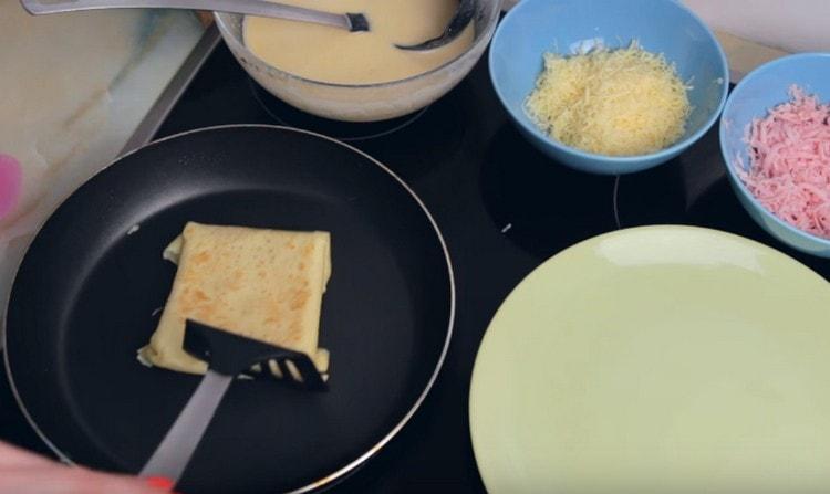 Pindutin ang pancake nang kaunti upang hindi mawala ang hugis.