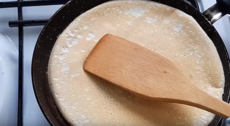 Fry pancakes sa klasikong paraan.