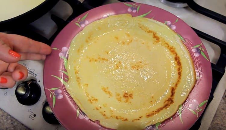 Pagkatapos magprito, ang bawat pancake ay kailangang greased na may tinunaw na mantikilya.