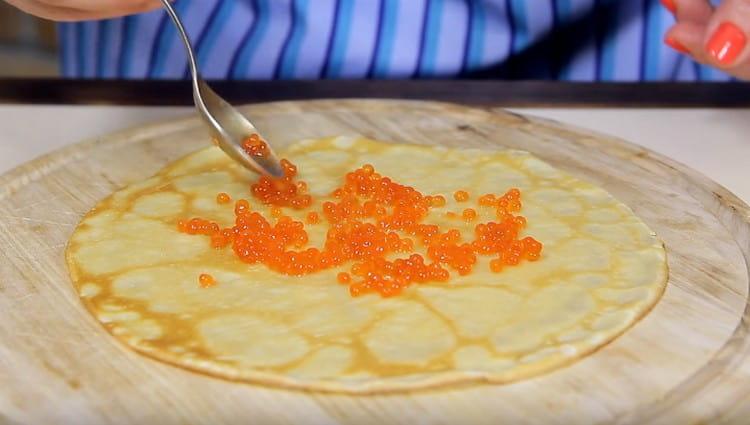 Tingnan din kung paano maayos na balutin ang mga pancake na may caviar.