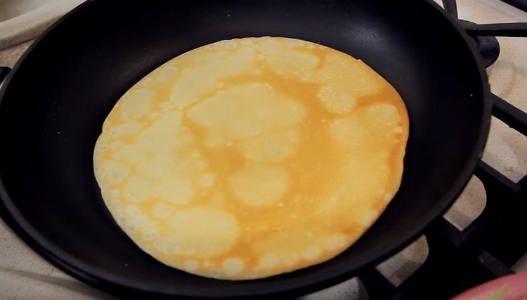 Ang mga pancake ay handa na, naging twist lamang ang pagpuno sa kanila.