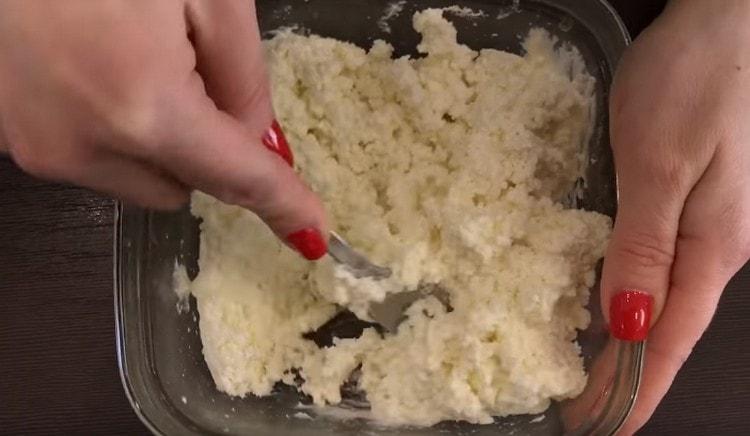 Tulad ng nakikita mo, kahit na ang isang bata ay maaaring makabisado ang recipe para sa mga pancake na may cottage cheese.