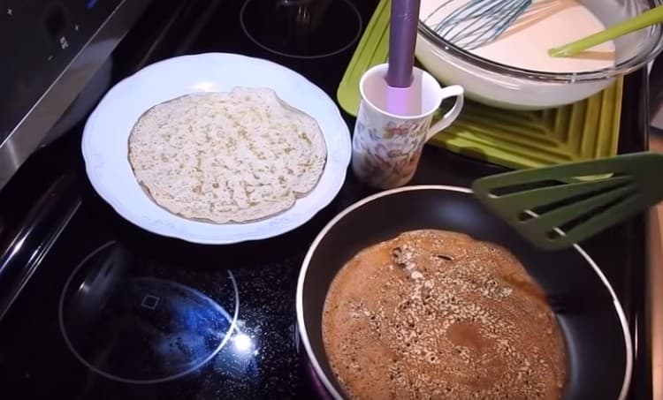 Fry pancakes sa magkabilang panig.