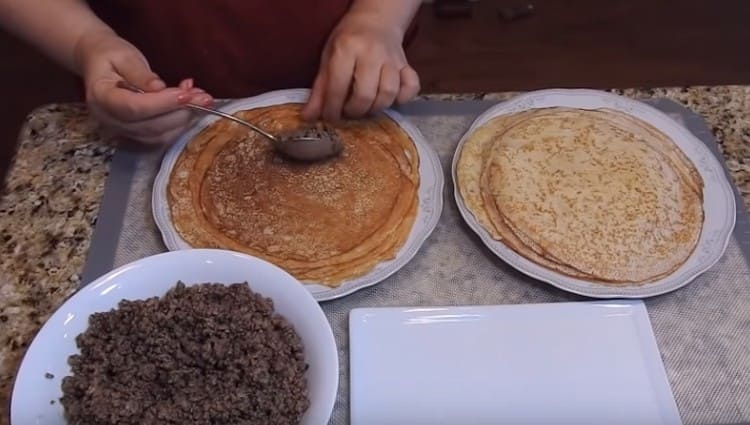 Tingnan kung paano maayos na balutin ang tinadtad na pancake.