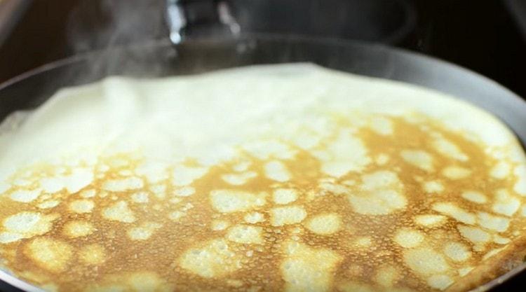 Fry pancakes sa magkabilang panig.