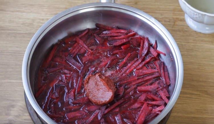 Magdagdag ng tomato paste at isang maliit na sabaw sa mga beets upang ito ay nilaga.