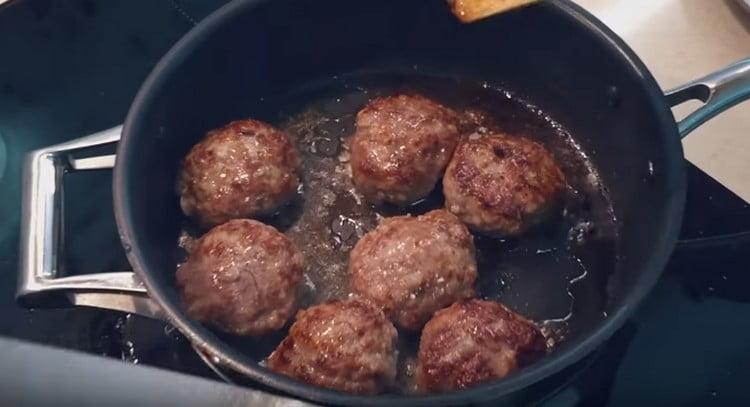 Subukan ang resipe na ito at subukang magluto ng tulad ng makatas na mga cutlet ng baka sa iyong sarili.