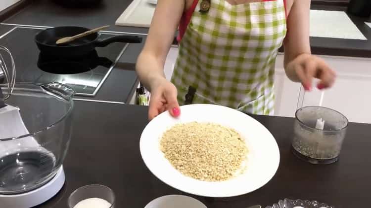 Upang makagawa ng cake ng Kiev sa bahay: i-chop nuts