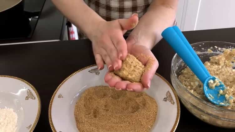 Bumuo ng mga cutlet at tinapay sa kanila