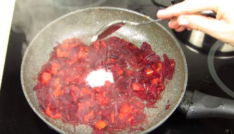 Upang mapanatili ang pulang kulay, magdagdag ng lemon juice at asukal sa mga beets.