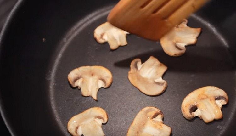 Upang palamutihan ang gayong sopas, ang mga manipis na hiwa ng mga kabute ay maaaring pinirito sa isang dry pan.