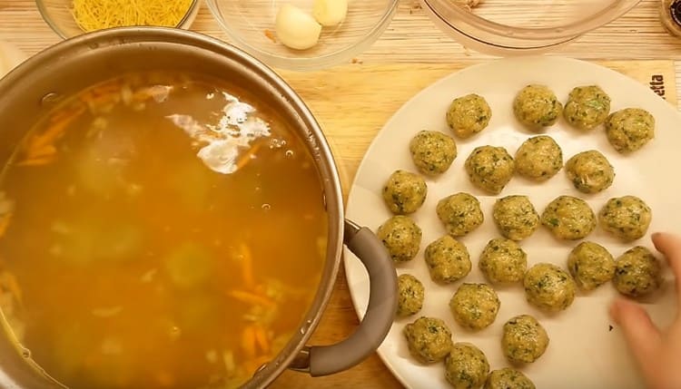 Panahon na upang magdagdag ng mga meatballs sa sopas.