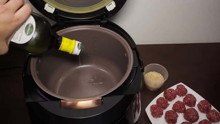 Ibuhos ang langis sa mangkok ng multicooker