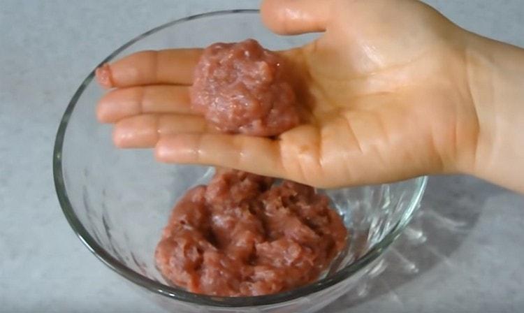 Bumubuo kami ng mga maliliit na meatball mula sa tinadtad na karne.