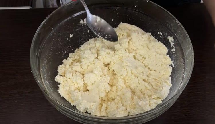 Paghaluin nang lubusan ang curd dough.