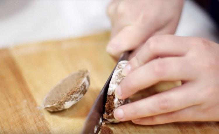 Gingerbreads cut sa kalahati sa kabuuan.