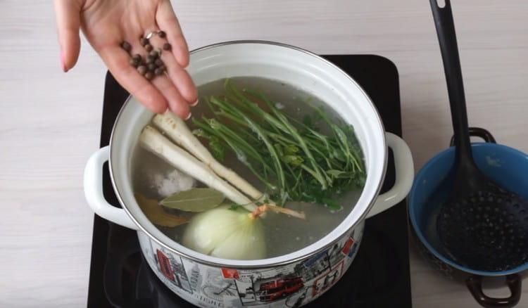 Para sa lasa magdagdag ng bay leaf and peppercorn.