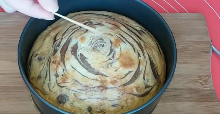 Upang makagawa ng zebra cake sa kefir, suriin ang pagiging handa ng cake