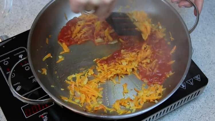 Pagsamahin ang mga sangkap para sa paggawa ng gravy para sa mga cutlet