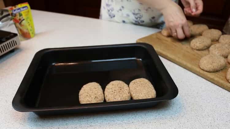 Bumuo ng mga cutlet at ilagay ito sa isang baking sheet