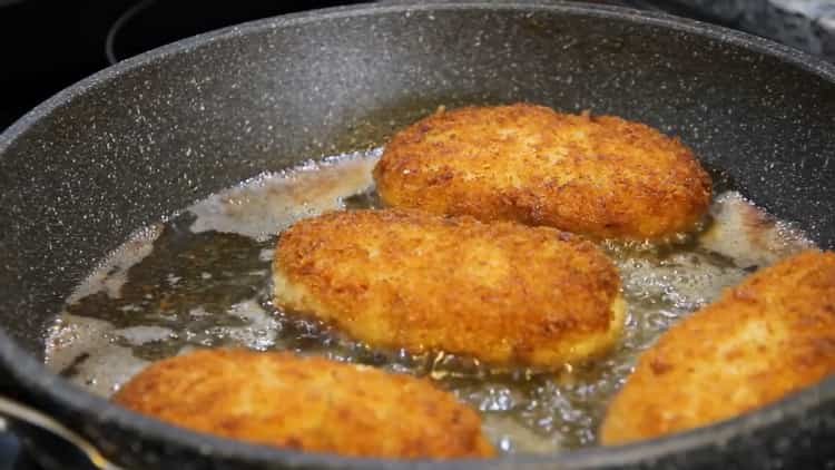 Upang makagawa ng mga cutlet ng mince ng manok, pasanin ang kawali