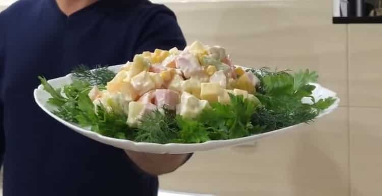 Вкусна салата с ананас пилешко и царевица готова