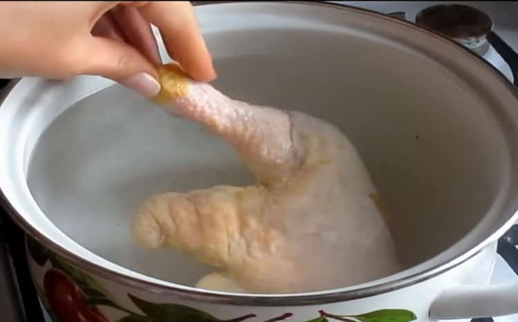 Upang makagawa ng sopas ng keso na may mga kabute, ihanda ang sabaw