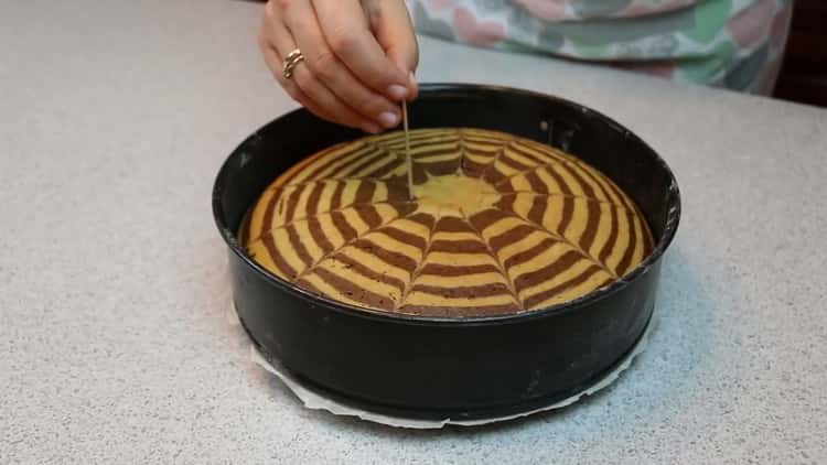 Upang makagawa ng zebra cake, suriin ang pagiging handa ng cake