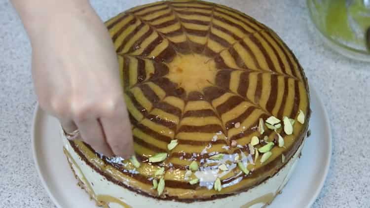 Ang isang masarap na zebra cake na inihanda ayon sa isang hakbang-hakbang na recipe na may isang larawan ay handa na