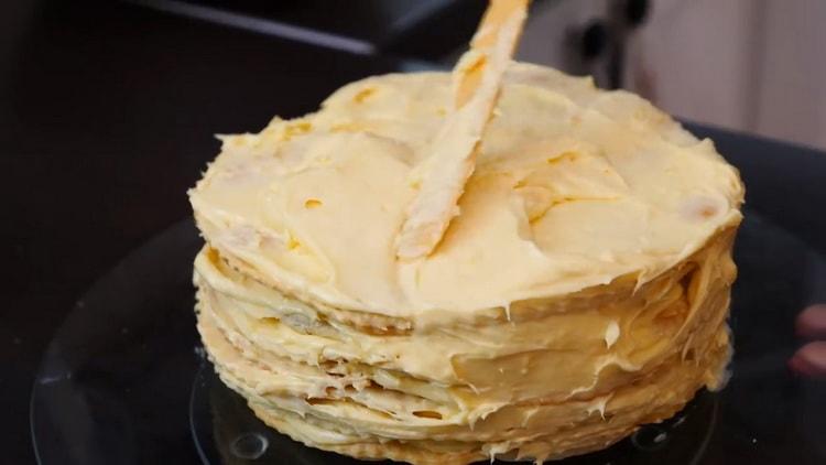 Upang makagawa ng Napoleon cake na may custard, ilatag ang mga cake at ikalat ito