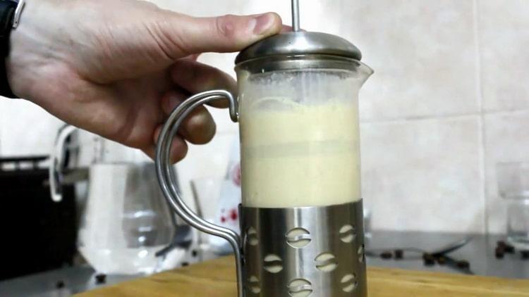 Ayon sa recipe para sa paggawa ng raff coffee, ihanda ang pinggan