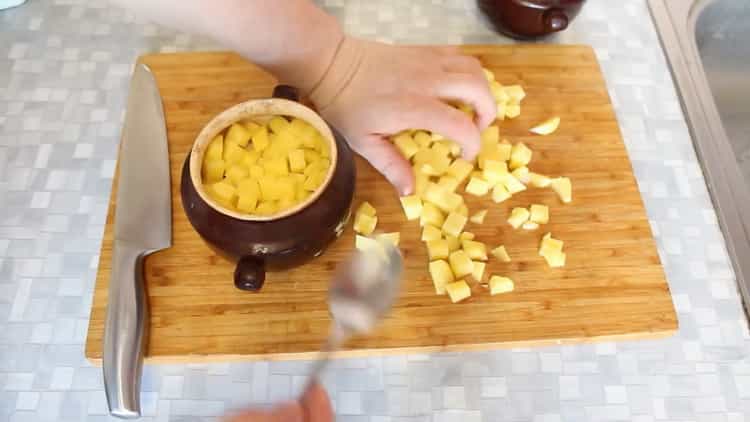 Upang magluto ng karne ng baka sa mga kaldero na may patatas sa oven, ilagay ang mga patatas