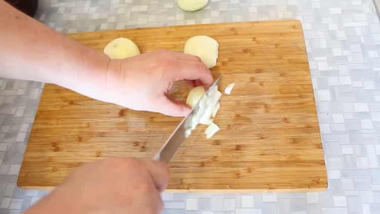 Upang magluto ng karne ng baka sa mga kaldero na may patatas sa oven, i-chop ang mga sangkap