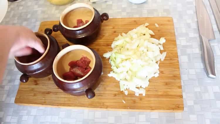 Upang ihanda ang karne ng baka sa mga kaldero na may patatas sa oven, ilagay ang mga sangkap sa isang palayok