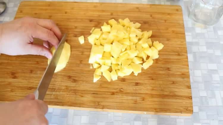 Upang ihanda ang karne ng baka sa mga kaldero na may patatas sa oven, ihanda ang mga sangkap