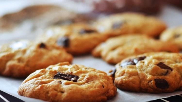 Ang mga cookies ng tsokolate ng Amerikano ay napakabilis at madaling gawin.