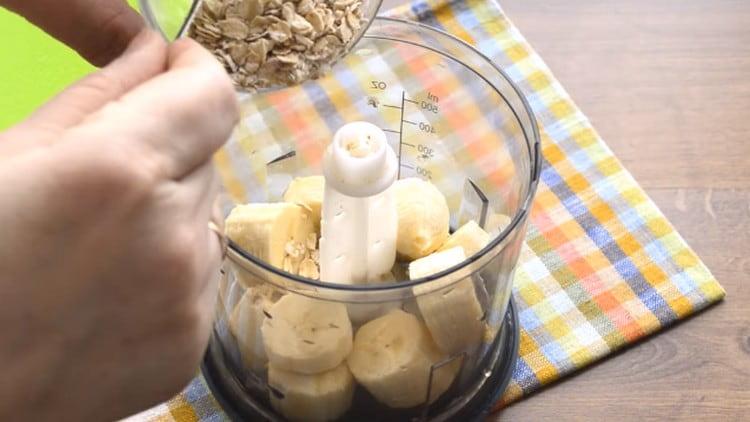 Magdagdag ng oatmeal sa mga hiwa ng saging.