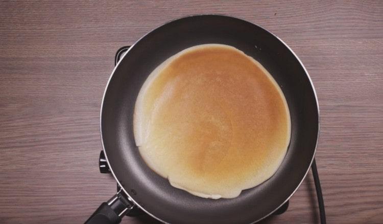 Fry ang pancake sa magkabilang panig.