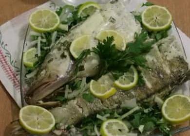 Ang masarap na pike perch na inihurnong sa foil sa oven - isang napaka-simpleng recipe