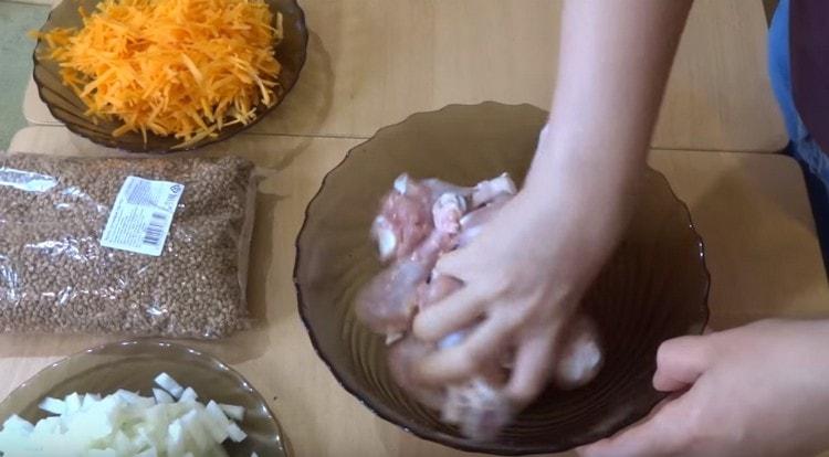 Asin at paminta ang mga binti ng manok, ihalo.