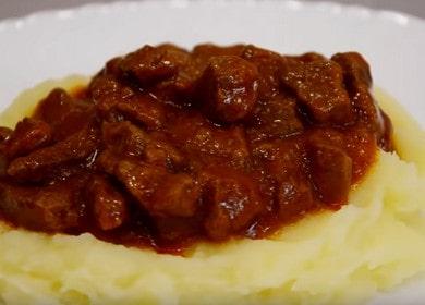 Klasikong beef goulash recipe na may gravy